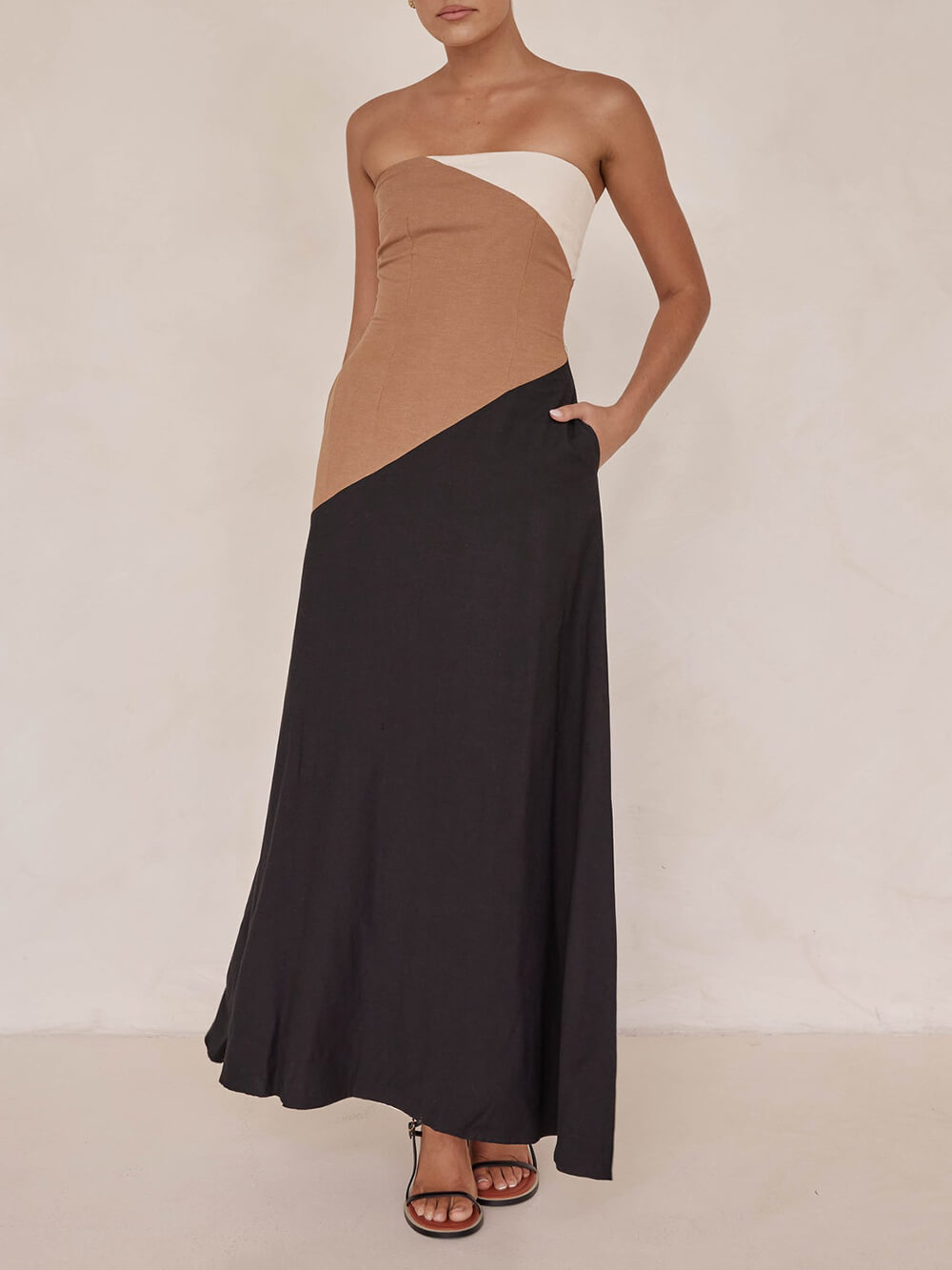 Vestido maxi assimétrico com blocos de cor