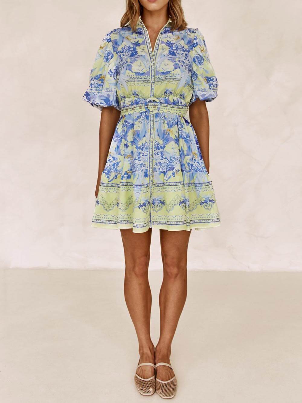 Vestido mini com padrão floral azul e amarelo