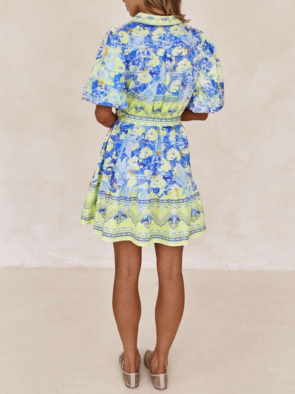 Vestido mini com padrão floral azul e amarelo