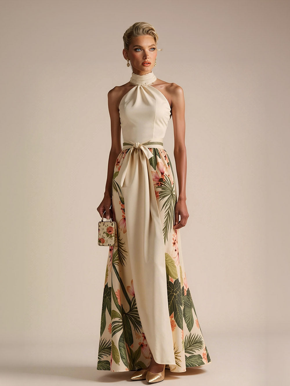 Maxikleid aus bedrucktem Satinstoff mit Blumenmuster und Neckholder