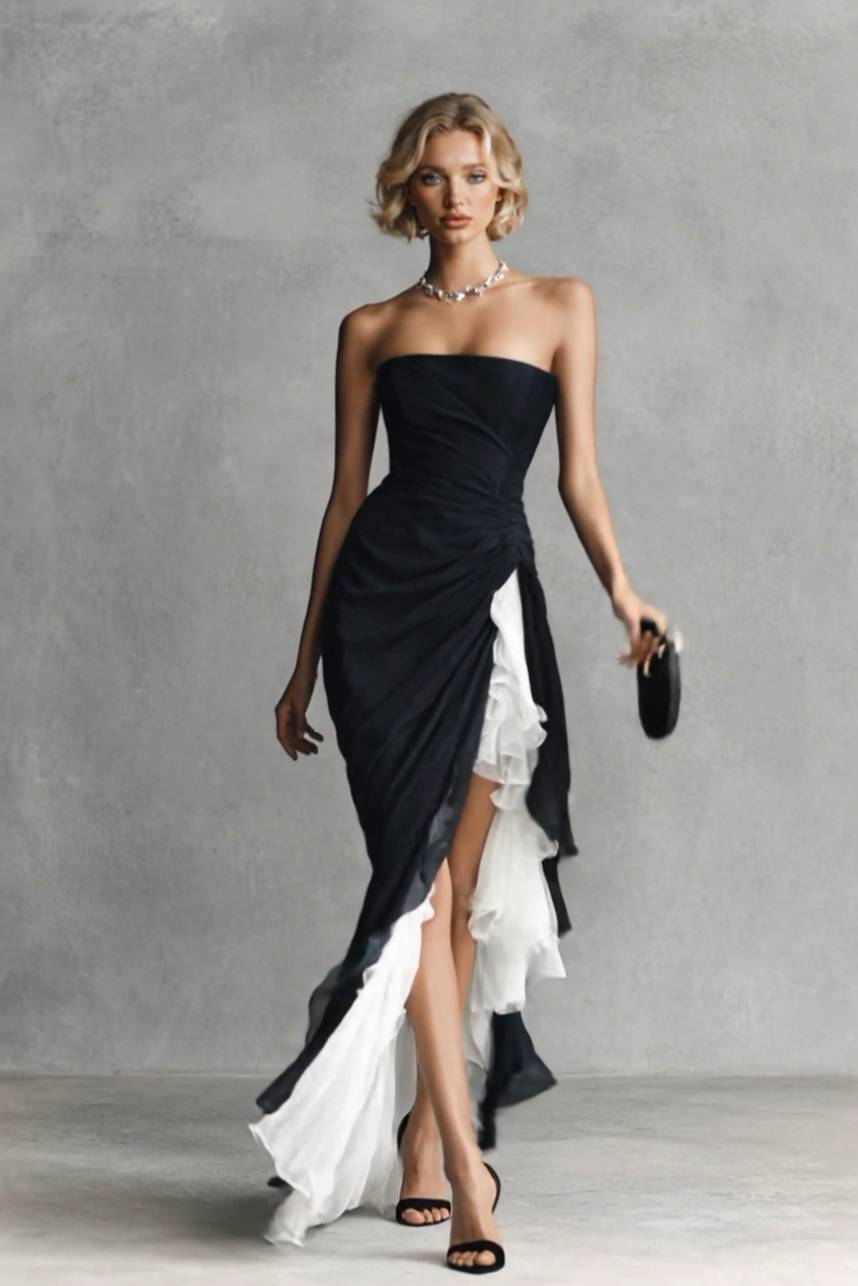 Trägerloses Maxikleid mit Schlitz und Rüschen