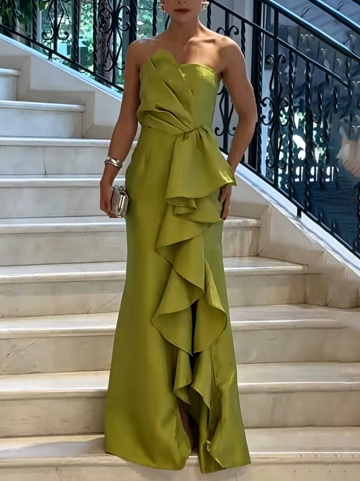 Elegantes trägerloses Maxikleid aus Satin mit Rüschen