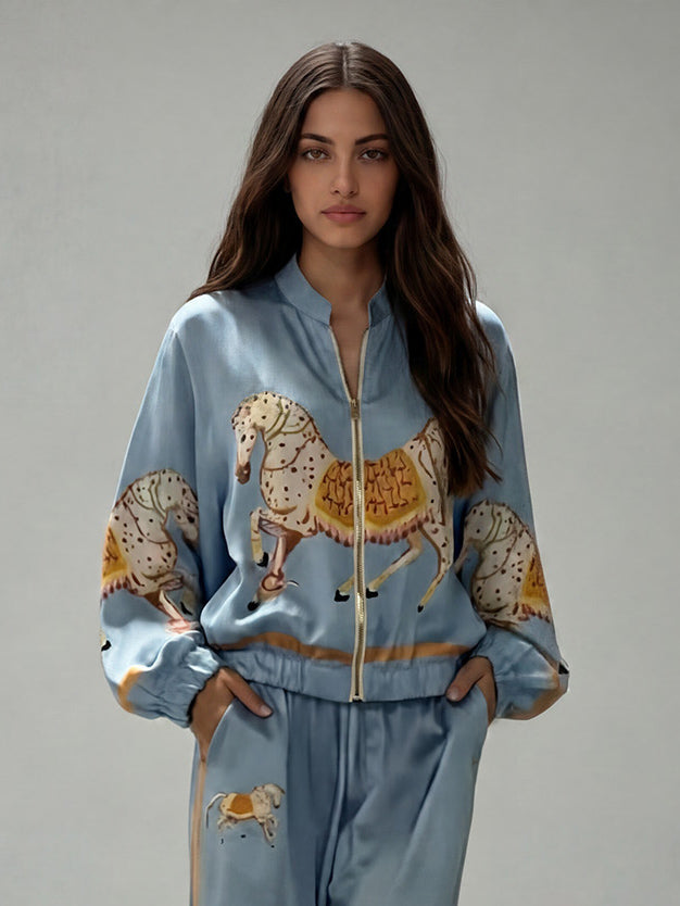 Ensemble deux pièces raffiné en satin imprimé chevaux, avec veste zippée et pantalon large