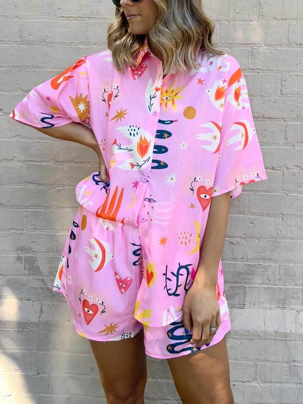 Conjunto informal de camisa estampada con cordones y shorts elásticos