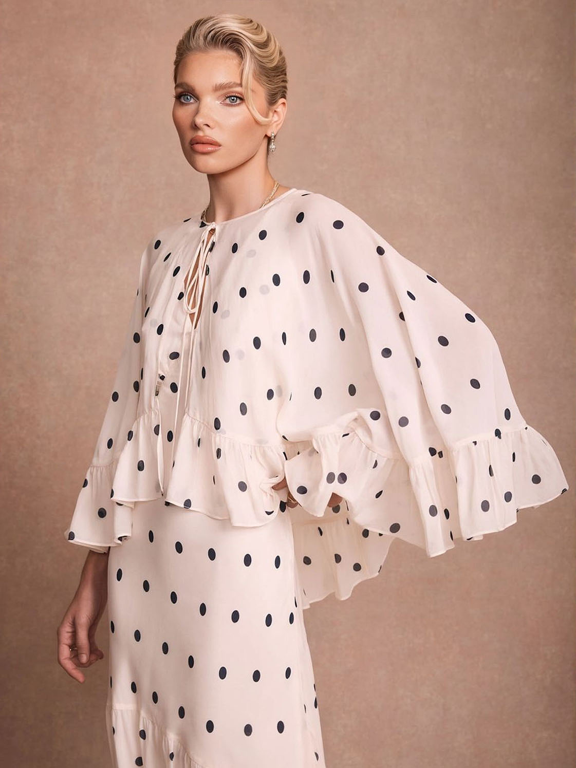 Maxi abito elegante in chiffon a pois, con volant a strati e mantella