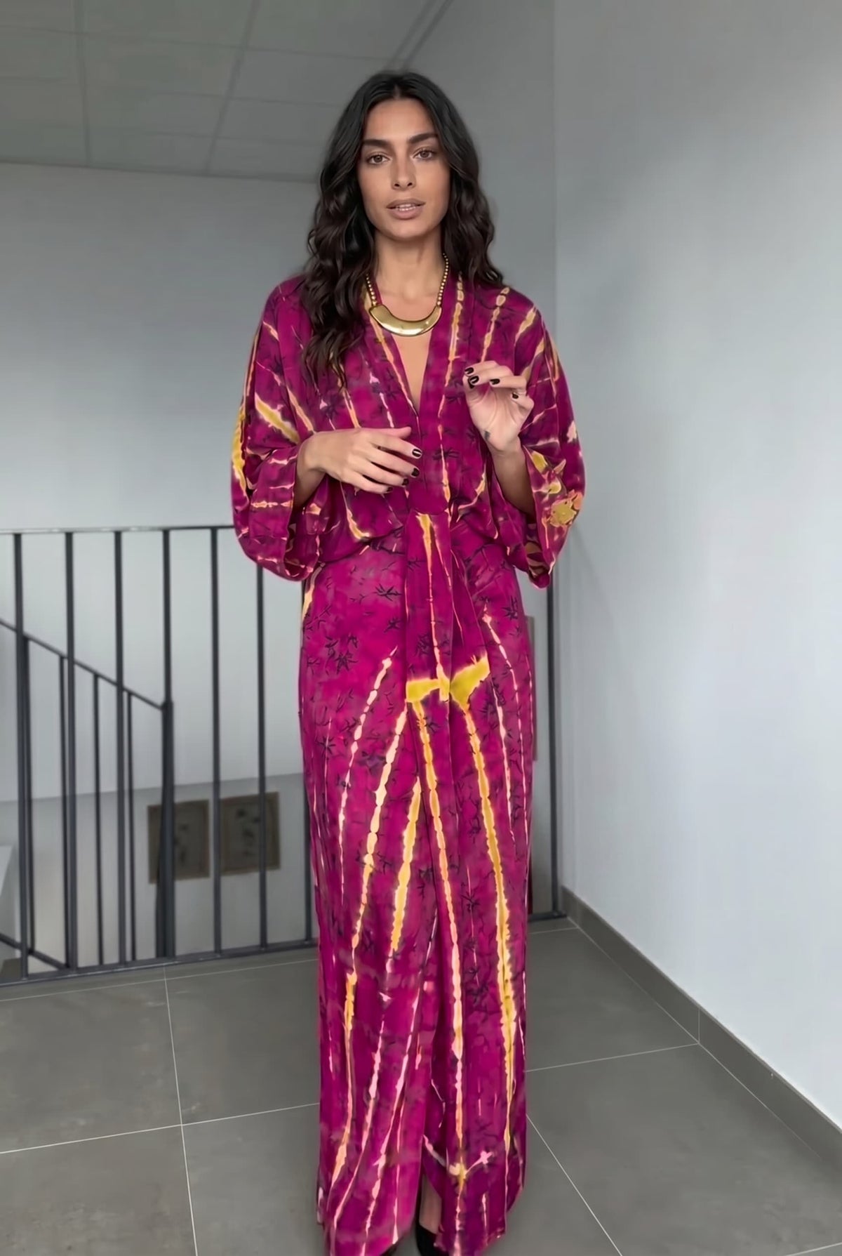 Maxikleid mit V-Ausschnitt, Print, Schlitz und Bänderdetail