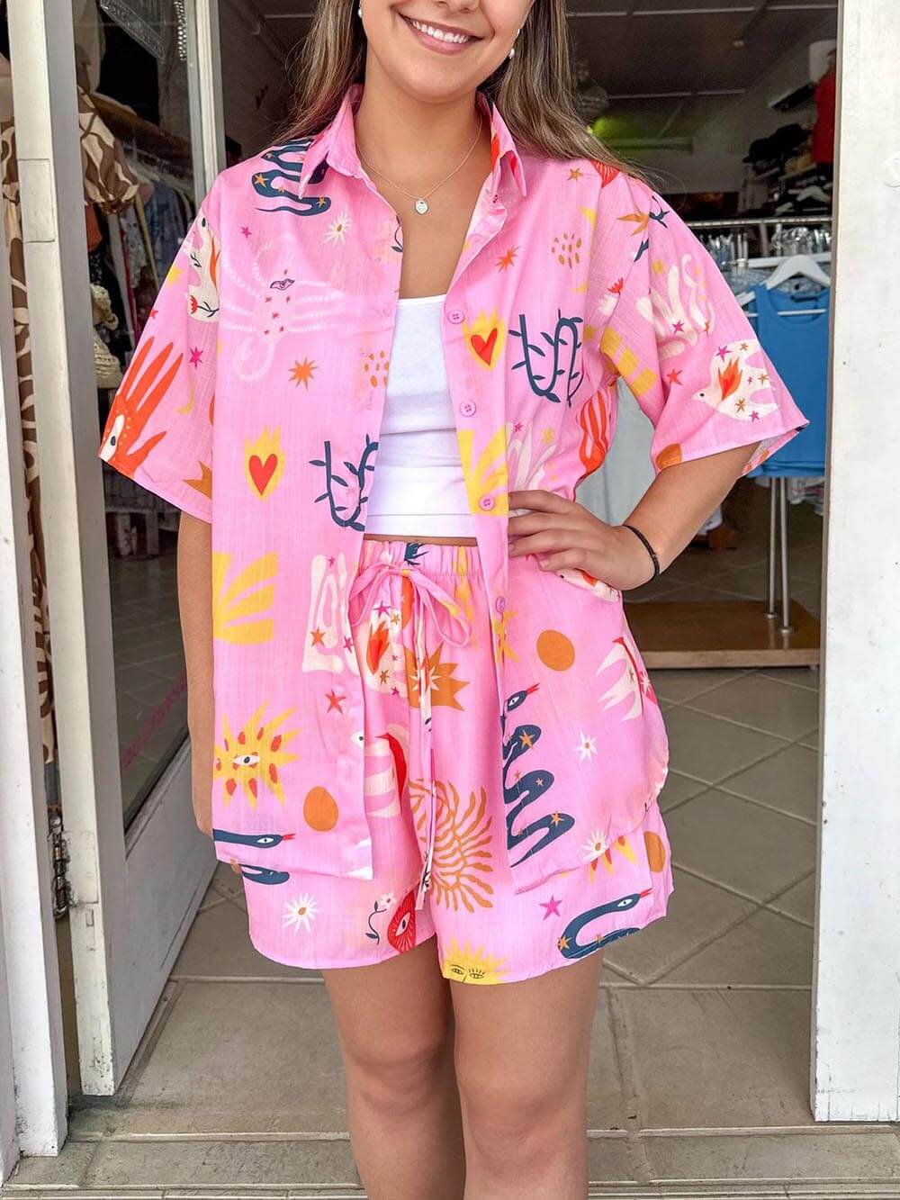 Conjunto informal de camisa estampada con cordones y shorts elásticos