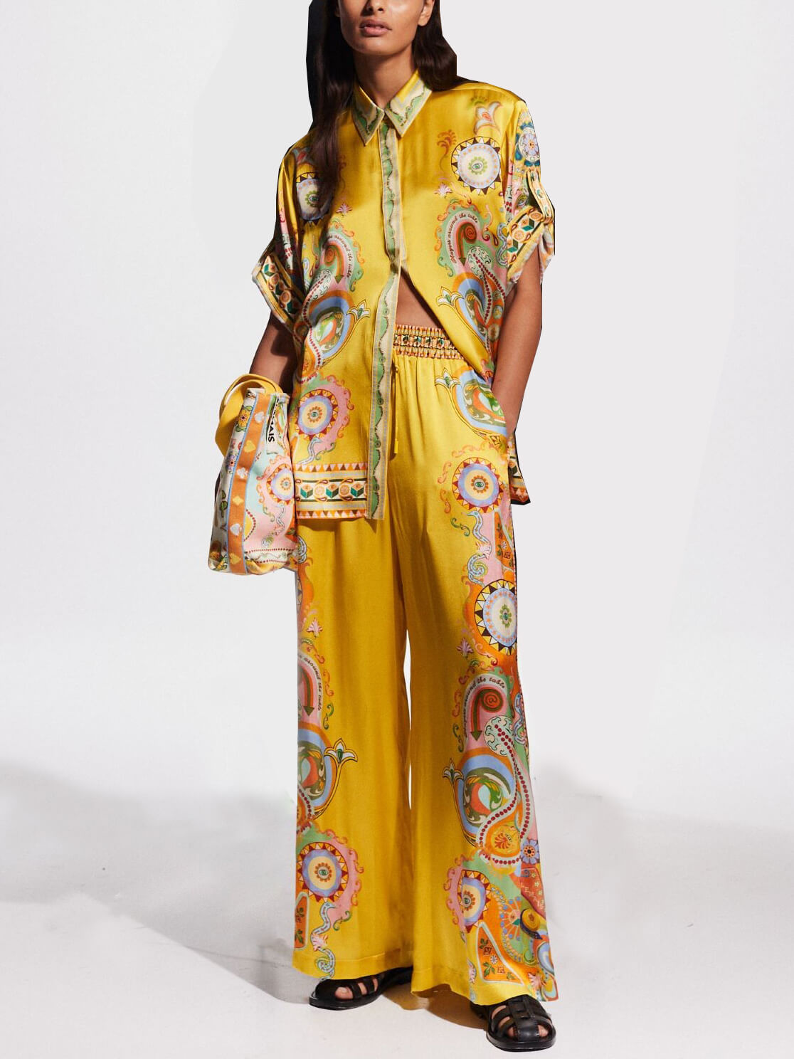 Camicia oversize sofisticata in raso, con esclusiva stampa di fiori di anacardo e bottoni