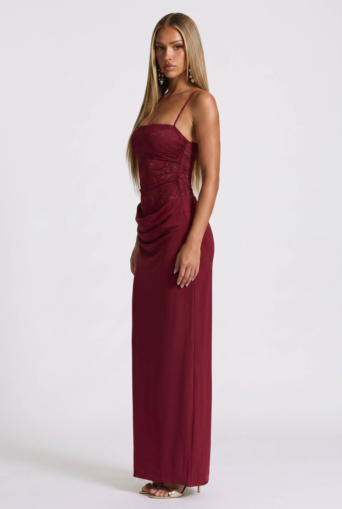 Vestido comprido com aplicação de cetim e renda