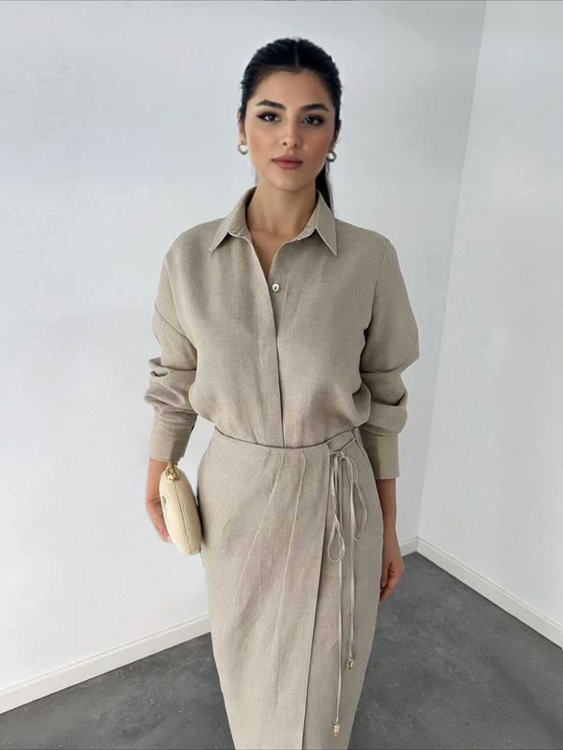 Completo casual con camicia annodata sul davanti