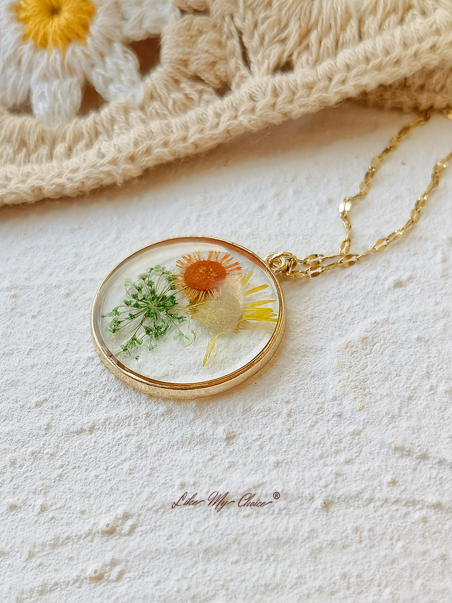 Colar com flores prensadas - margarida girassol em resina