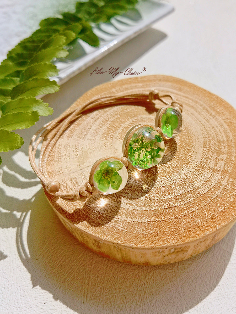 Bracelet jonc à charms en forme de pierres précieuses et de fleurs de cerisier, avec cordon réglable