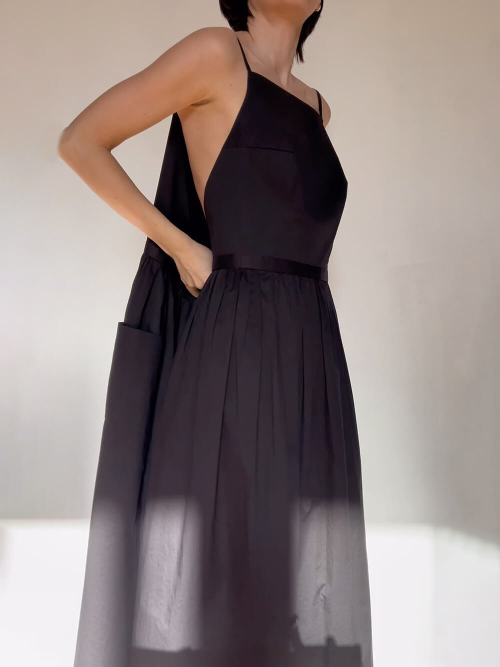 Vestido chaleco único con abertura lateral, cordones y bolsillos