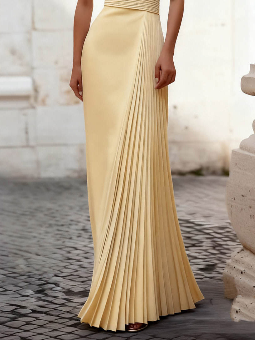 Elegante abito giallo lungo fino ai piedi, all’americana e plissettato