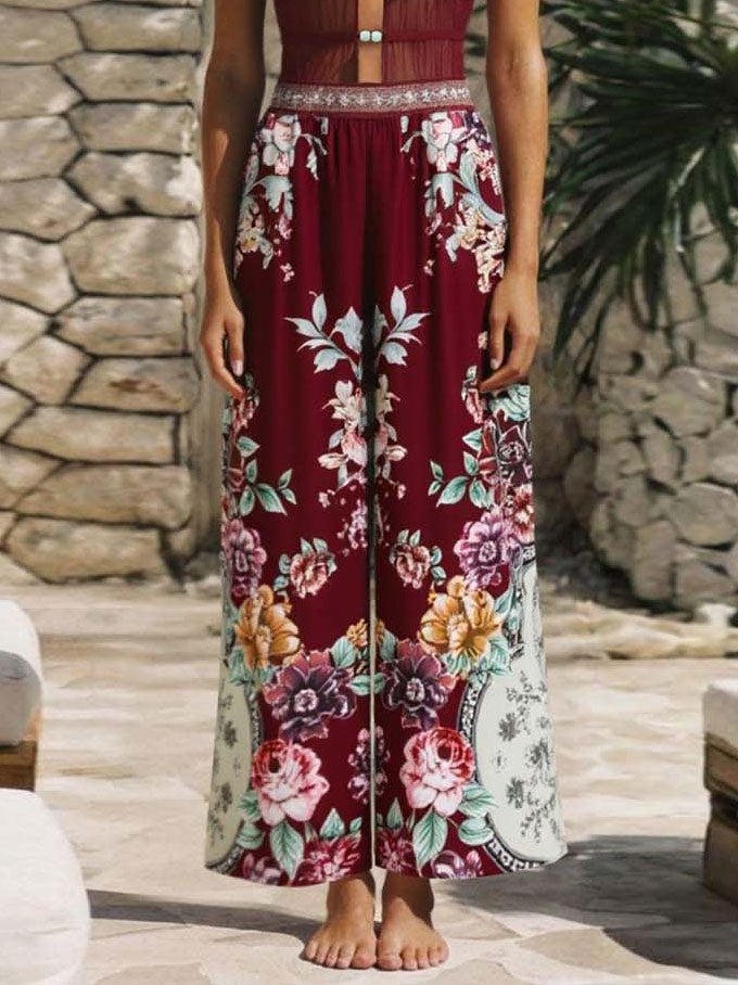 Completo con costume intero e pantaloni in rete traforata con stampa floreale