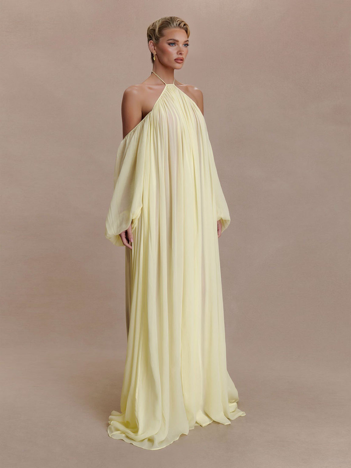 Vestido largo elegante de gasa drapeada con cuello halter