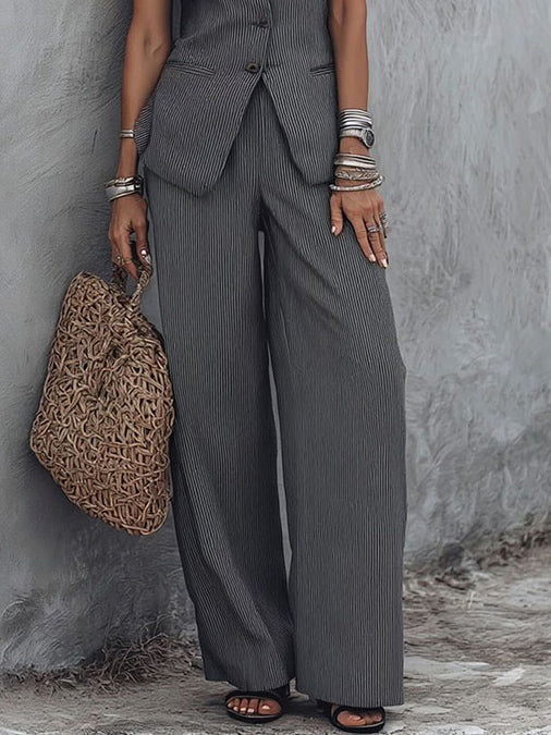 Conjunto minimalista de duas peças com colete às riscas de corte justo