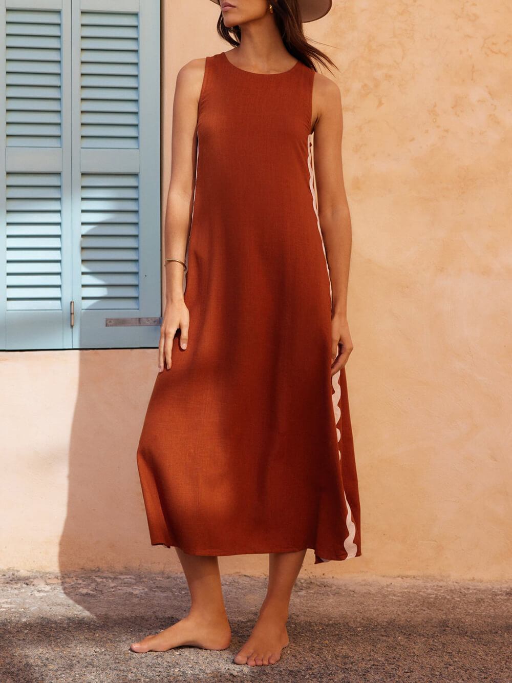 Vestido holgado con franjas onduladas a los lados y abertura lateral