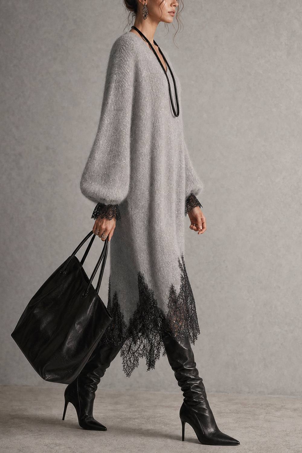 Midikleid aus Paillettenstrick mit V-Ausschnitt, Puffärmeln und asymmetrischem Spitzenbesatz am Saum