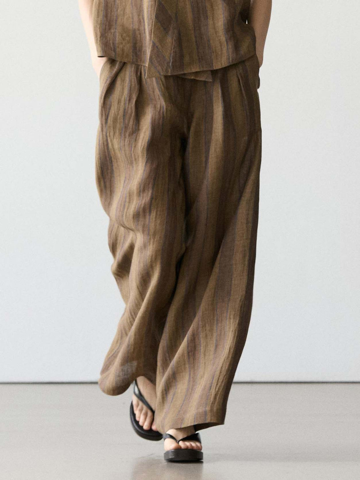 Set minimalista con top ampio allacciato al collo e pantaloni a gamba larga