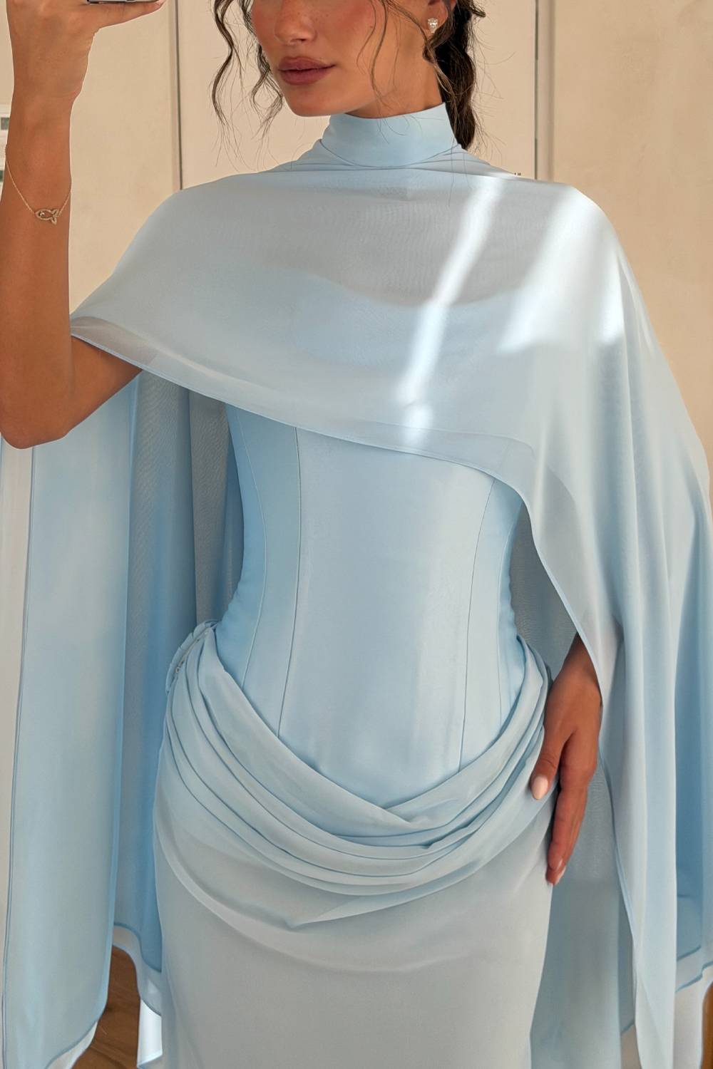 Vestido de gala maxi de chiffon drapeado, com gola subida e corte sereia