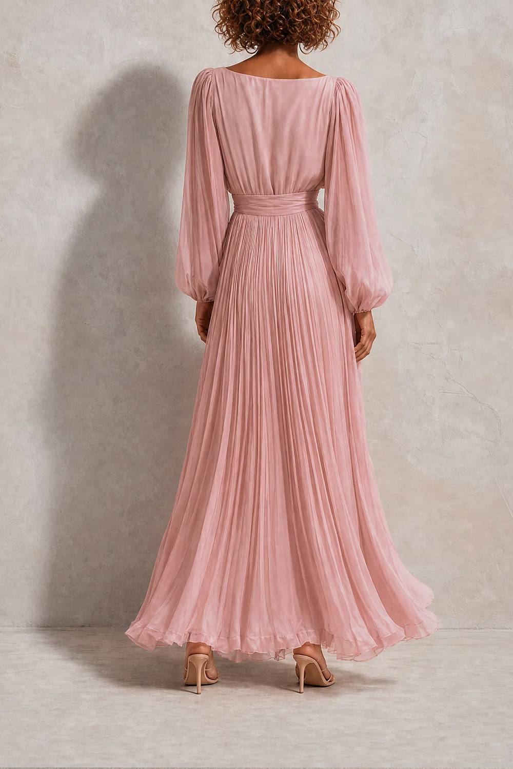 Maxivestido largo, fluido y plisado, con mangas largas