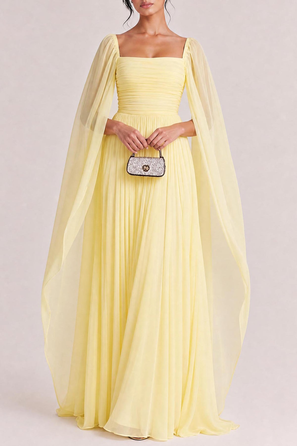 Robe longue élégante en mousseline plissée avec manches cape