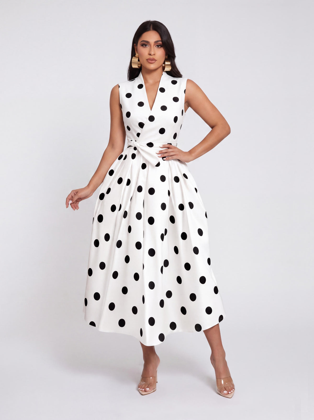 Vestido vintage de comprimento médio, com estampado de bolinhas, sem mangas, decote em V, cintura justa e saia rodada