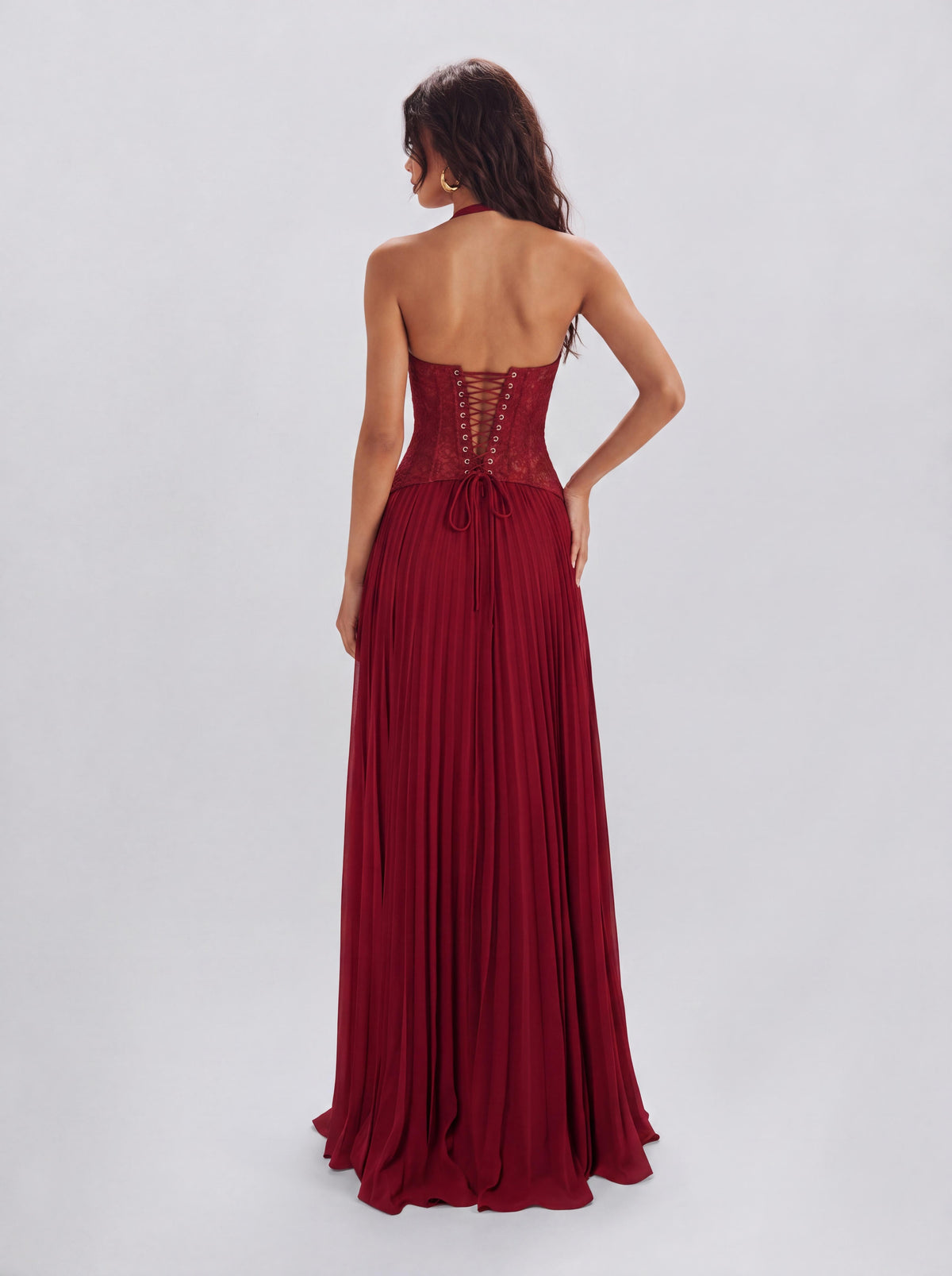 Vestido largo de fiesta con escote barco de encaje y pliegues