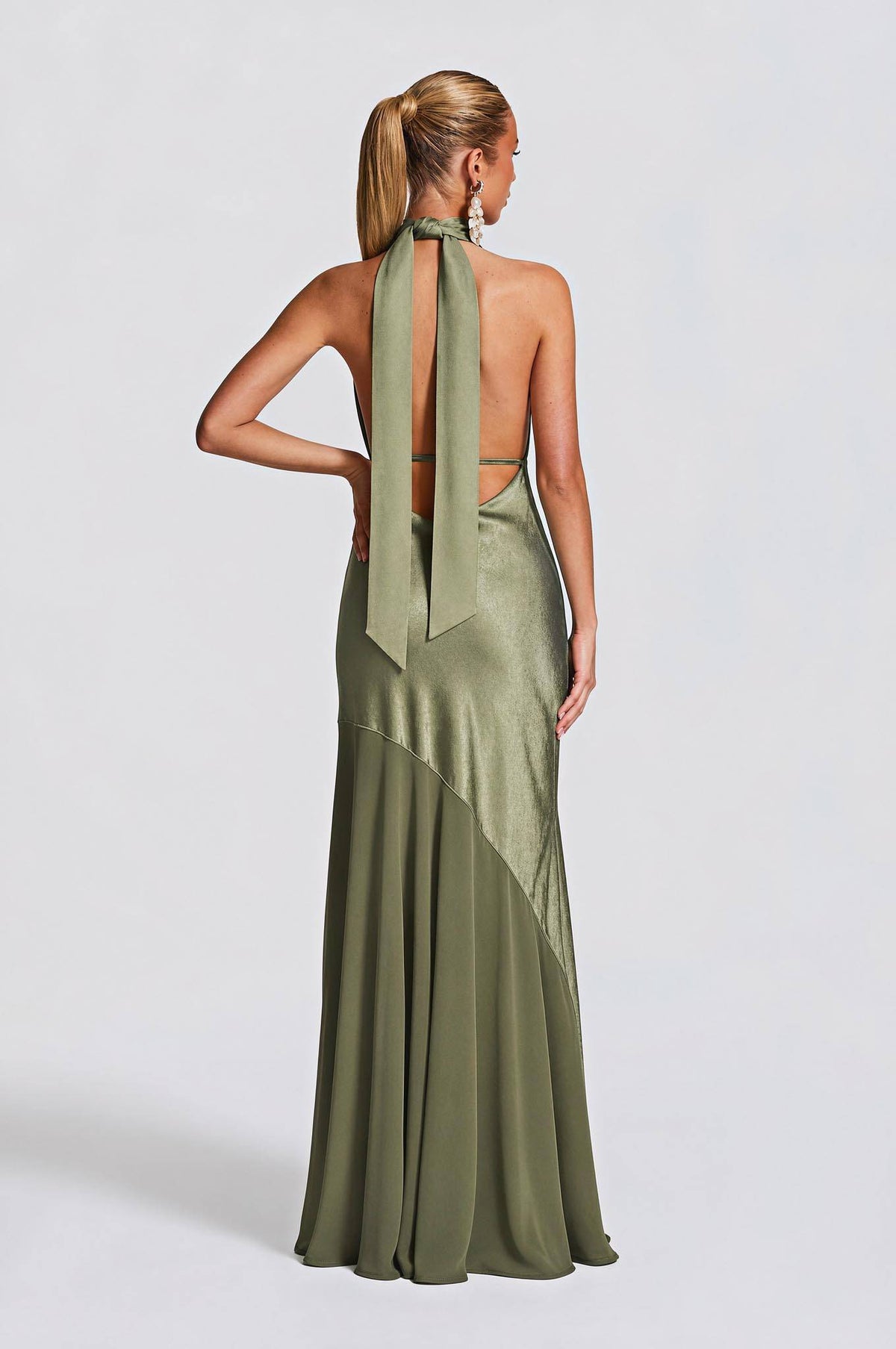 Vestido de noche de satén verde oliva con cuello halter, escote en V pronunciado y corte sirena - vestido formal sexy con espalda descubierta para fiestas, bodas y galas