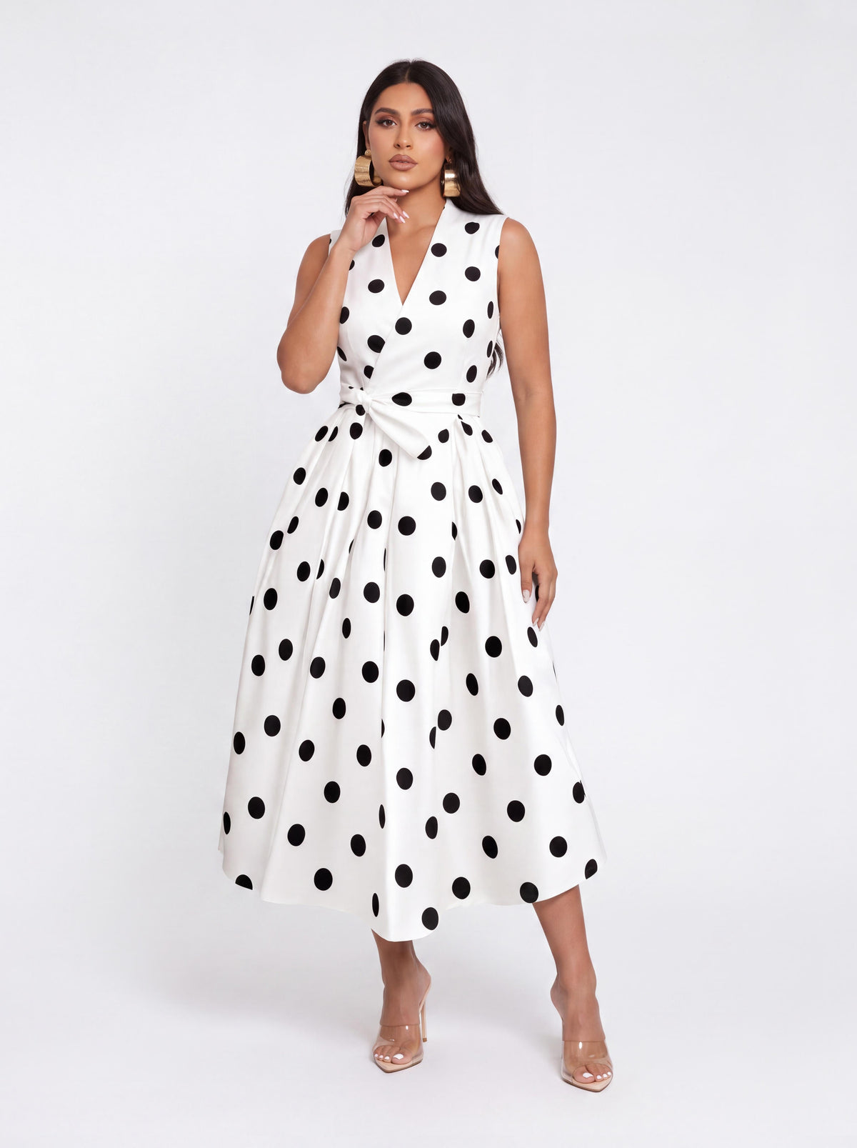 Vestido vintage de comprimento médio, com estampado de bolinhas, sem mangas, decote em V, cintura justa e saia rodada