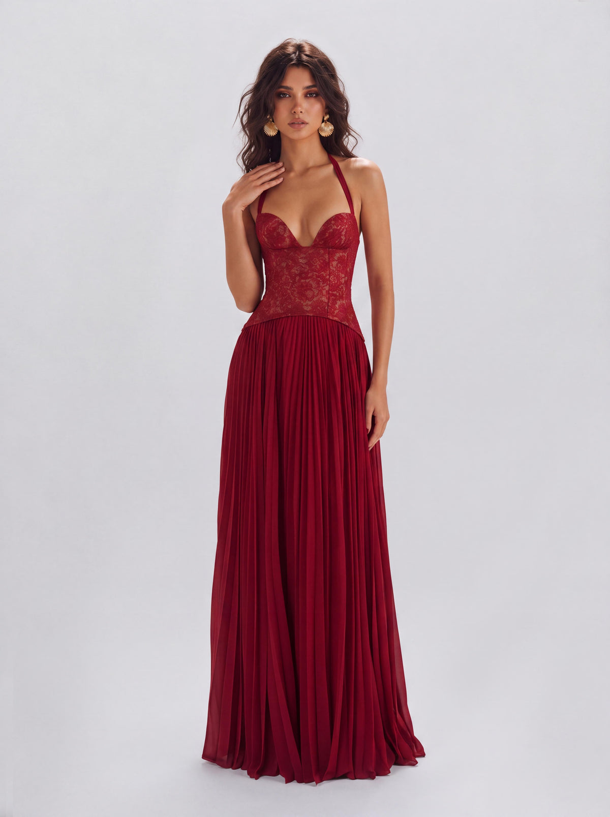 Vestido largo de fiesta con escote barco de encaje y pliegues