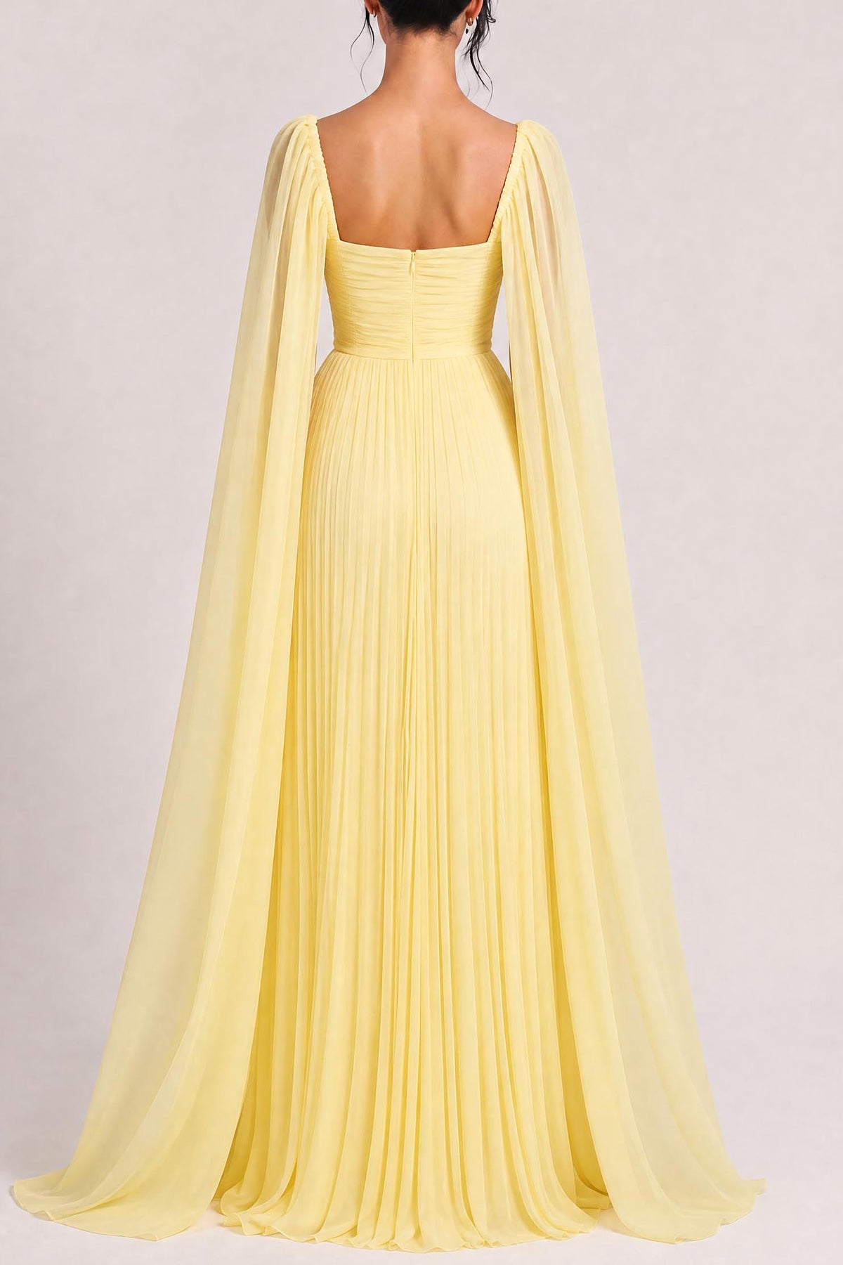 Robe longue élégante en mousseline plissée avec manches cape