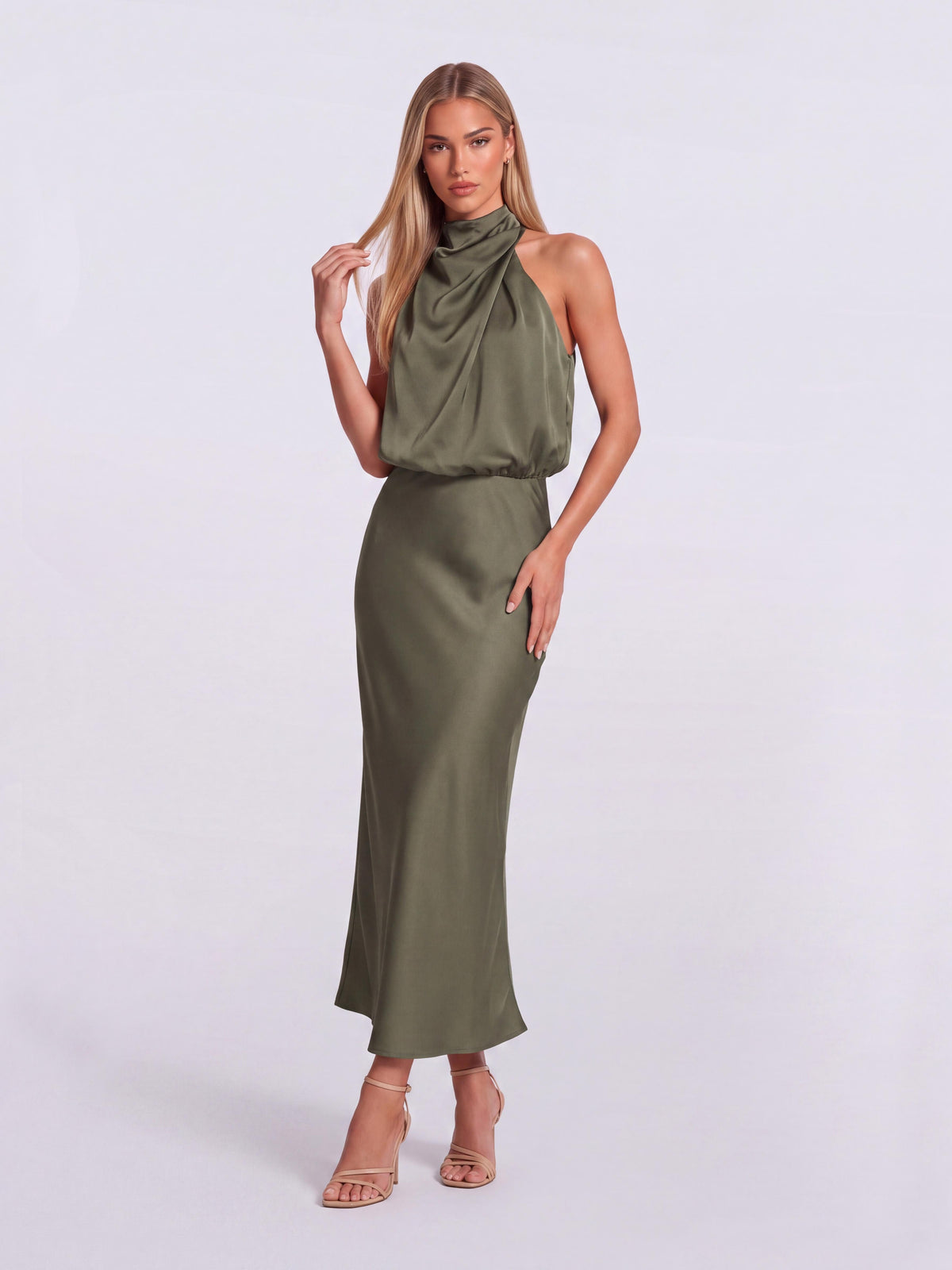 Vestido de cetim de comprimento médio, justo, com corte sereia e gola subida