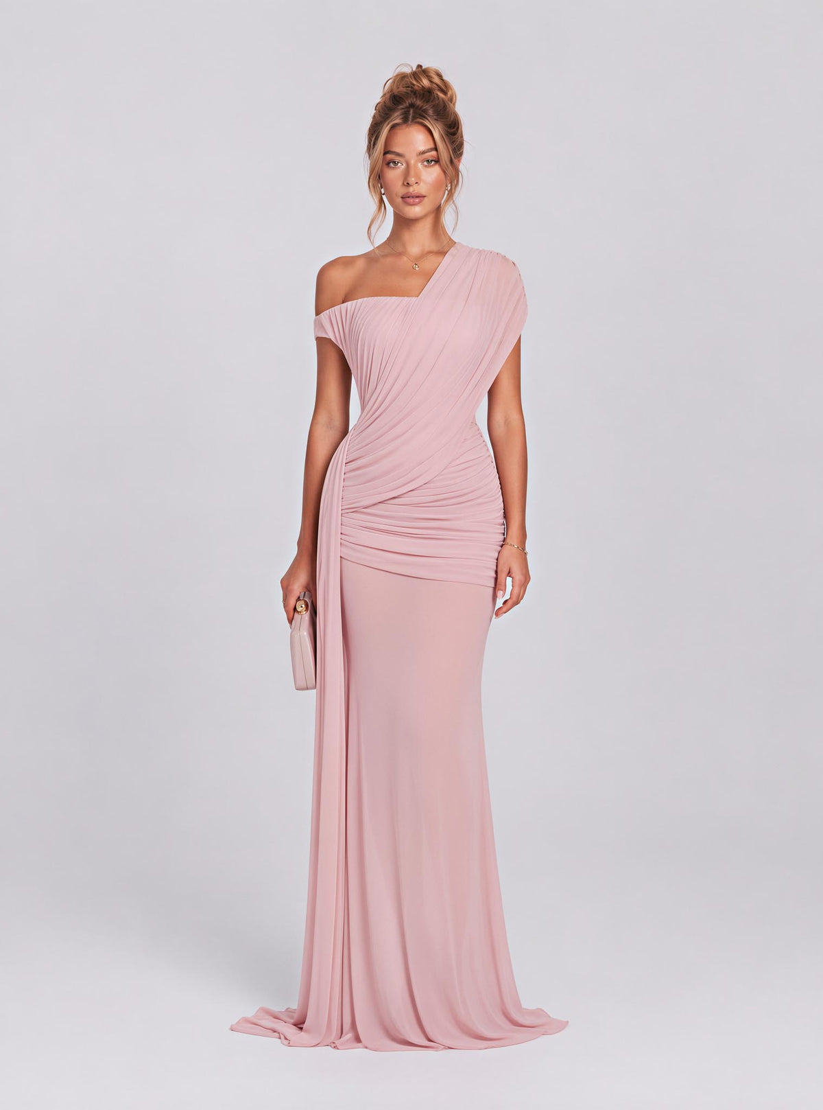 Robe longue en gaze transparente, drapée sur une épaule inclinée