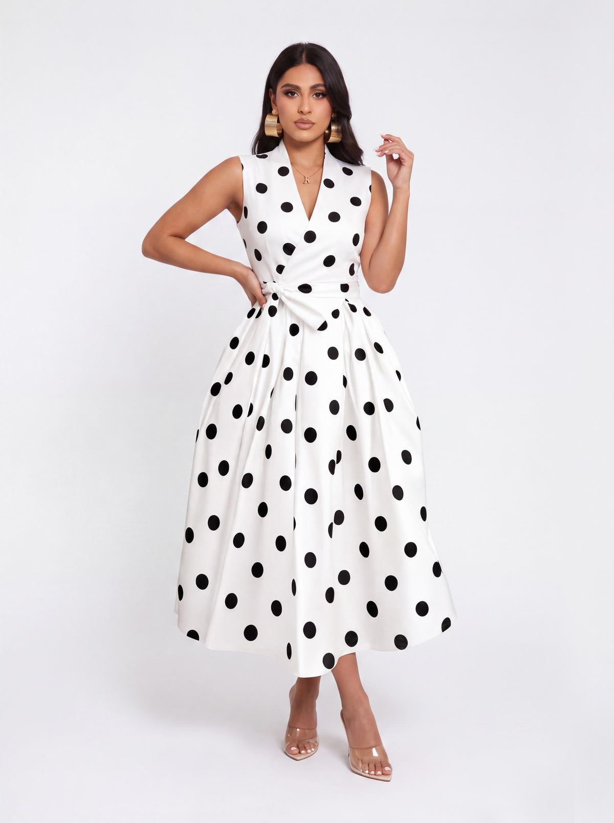 Vestido vintage de comprimento médio, com estampado de bolinhas, sem mangas, decote em V, cintura justa e saia rodada