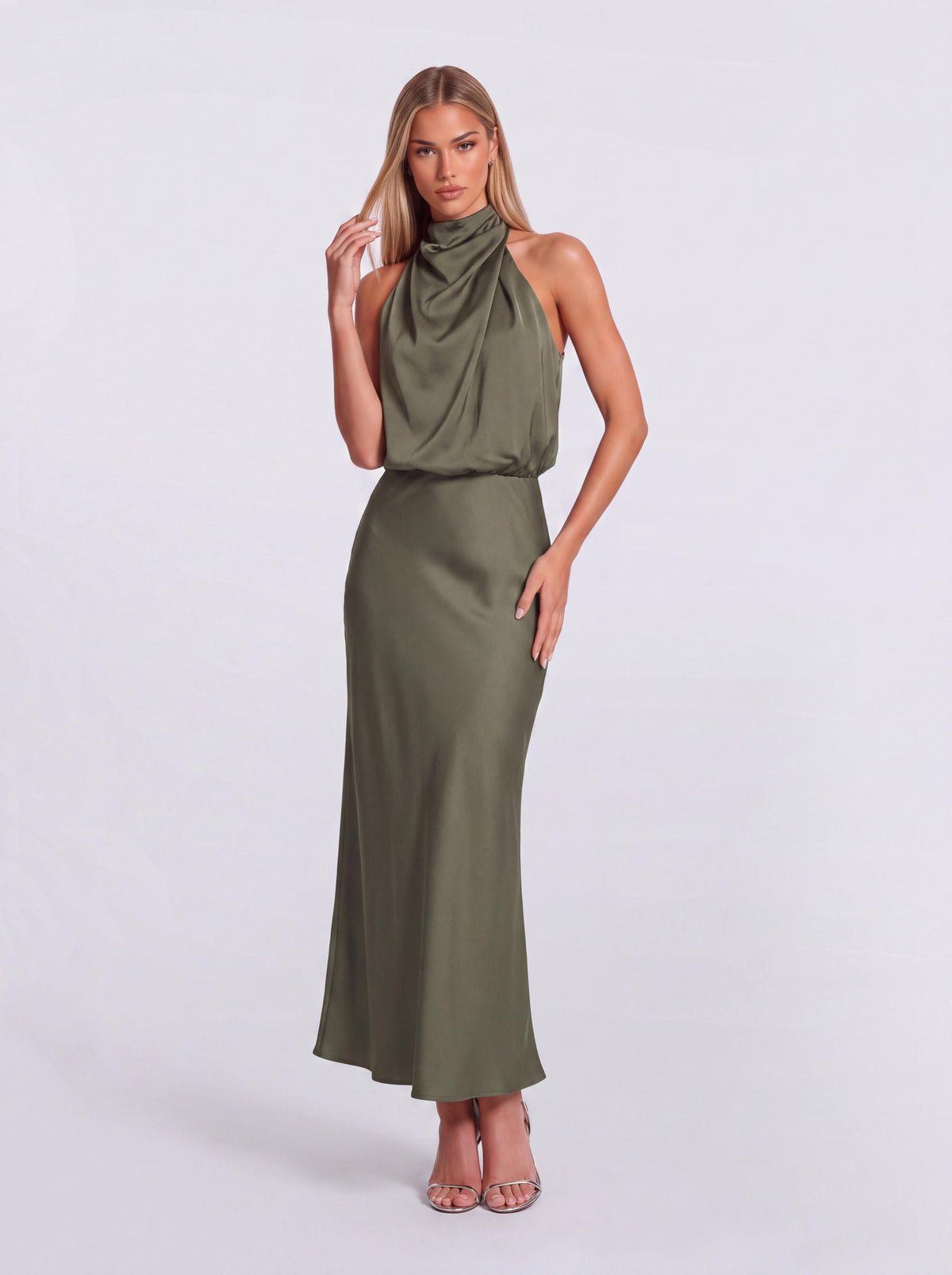 Vestido de cetim de comprimento médio, justo, com corte sereia e gola subida
