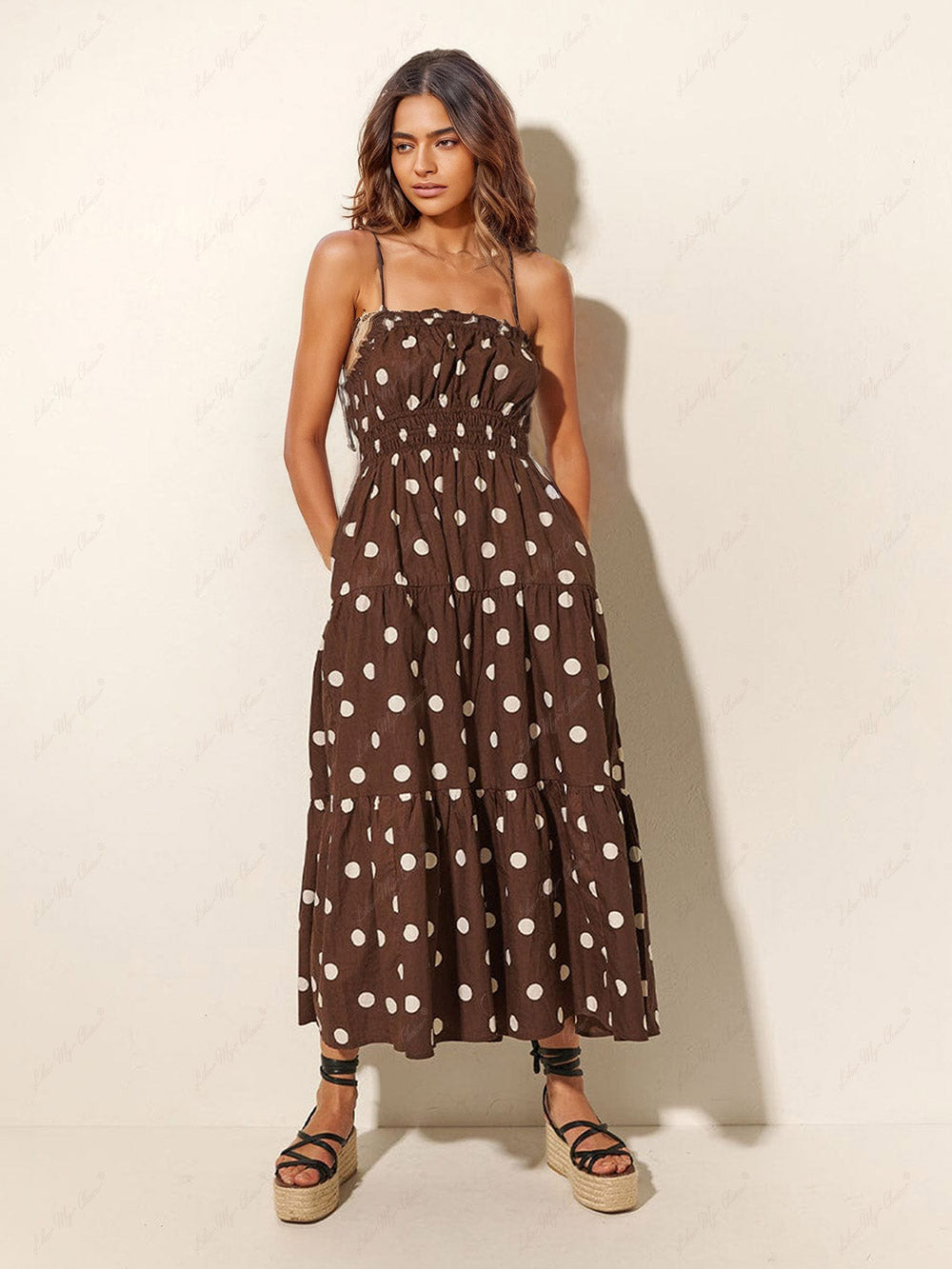 Vestido plisado con tirantes elásticos y estampado de lunares color chocolate y marfil