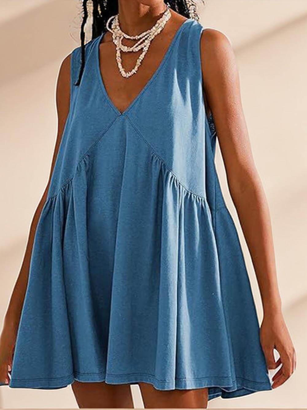 Mini-Trägerkleid mit tiefem V-Ausschnitt und breiten Trägern
