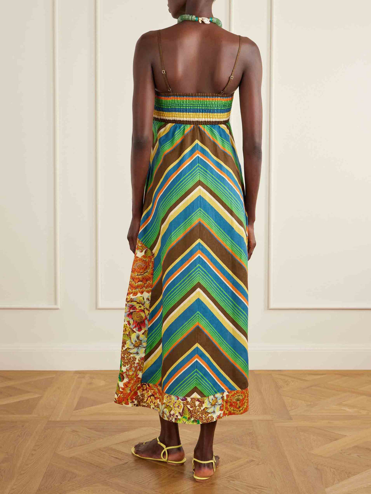 Maxikleid mit Spaghettiträgern und mehrfarbigen Streifen
