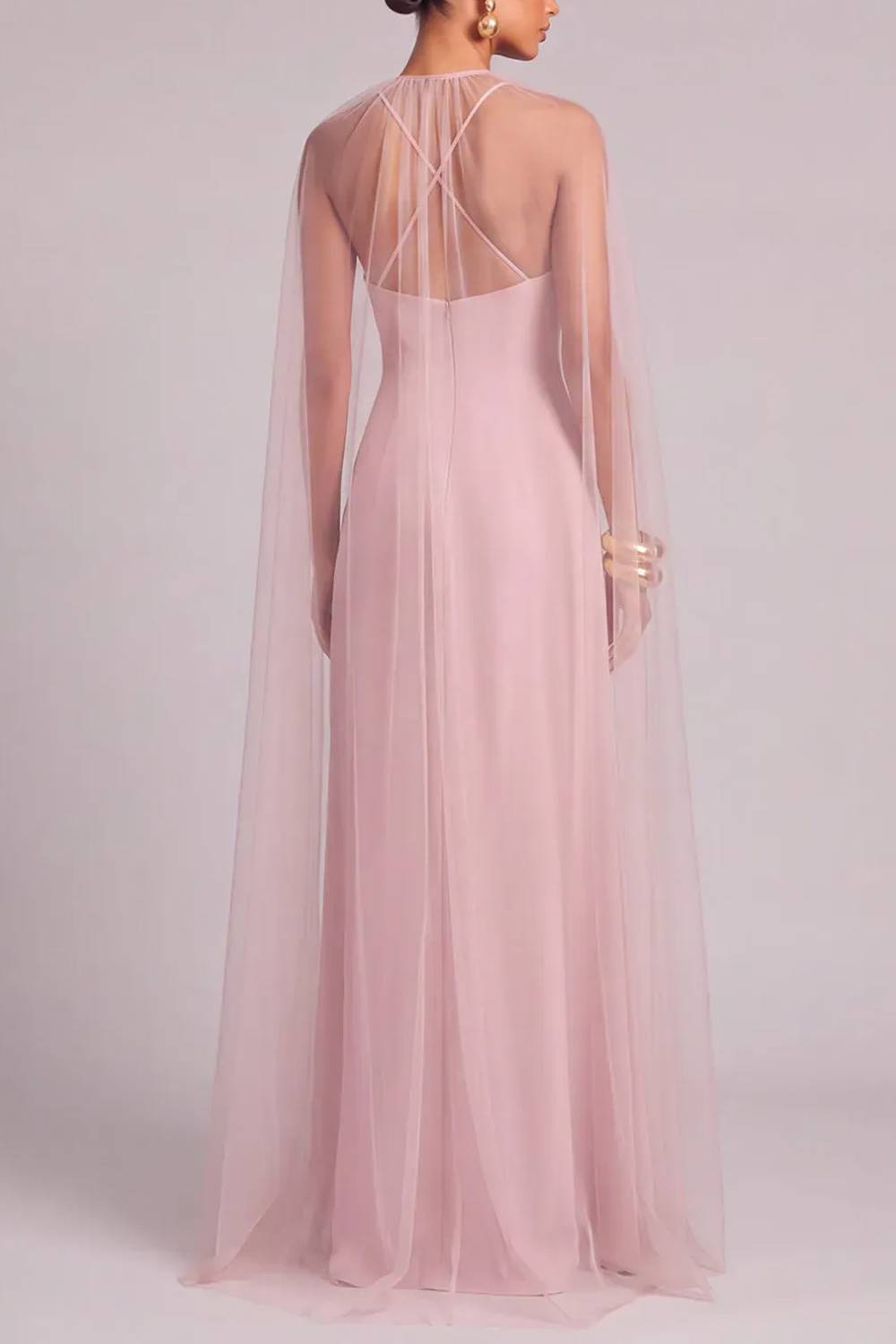 Abito lungo in tulle rosa con mantella e spacco