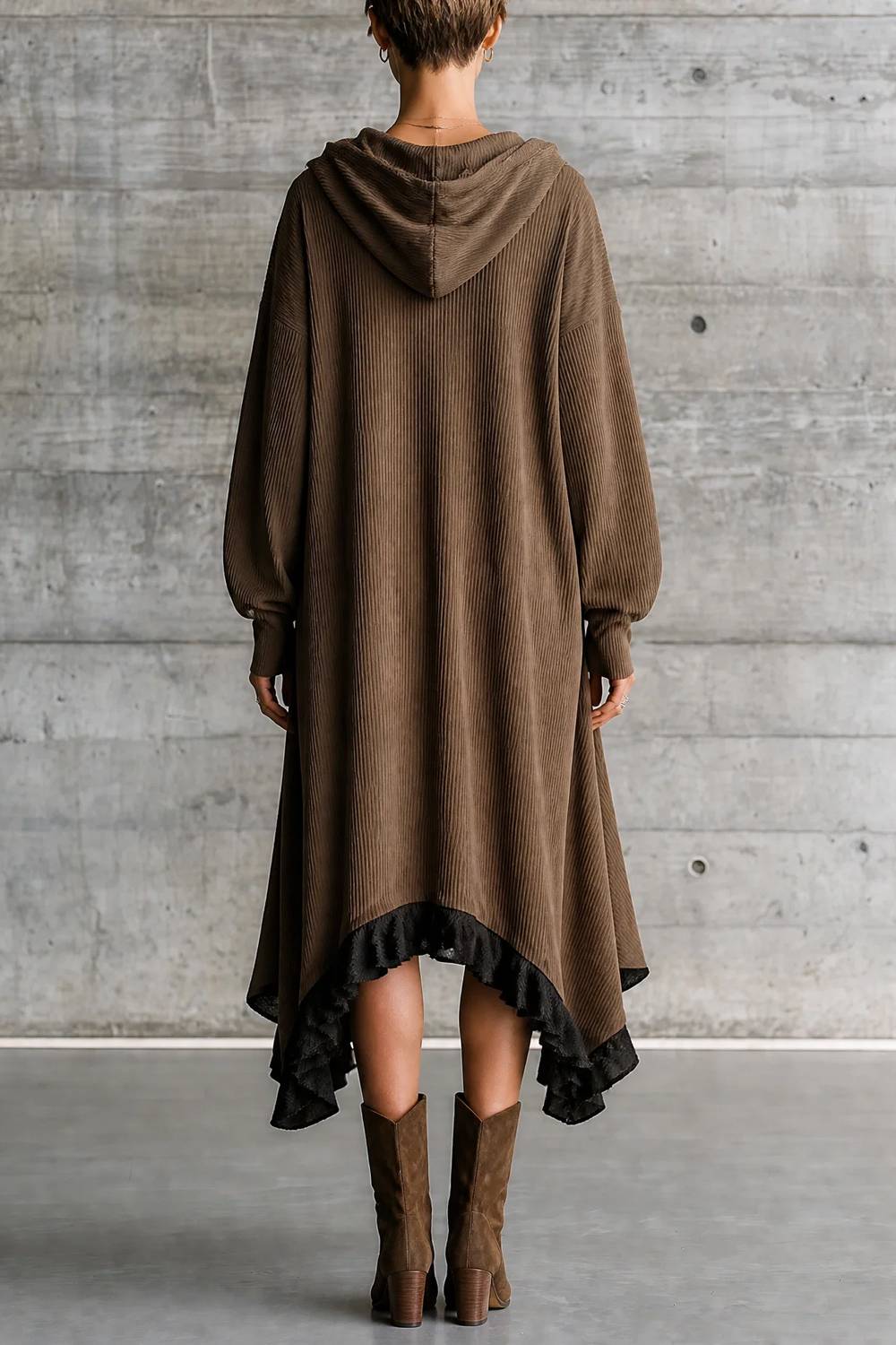Vestido midi con capucha, escote en V y volantes asimétricos