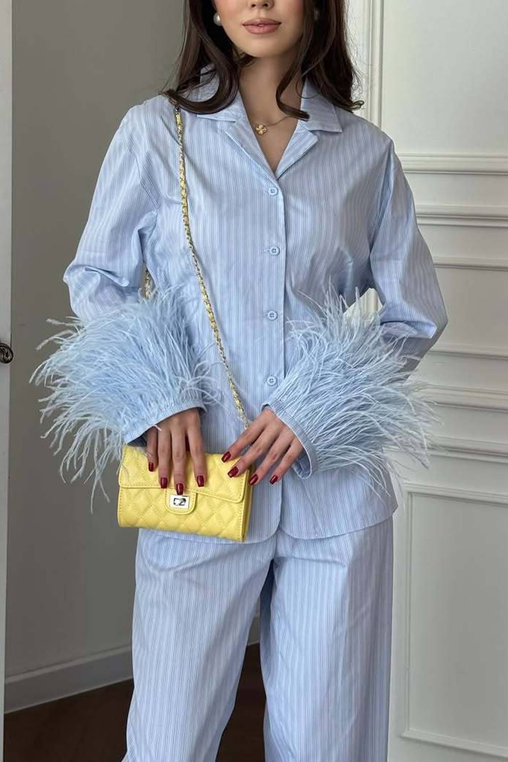 Blazer a rayas con puños de plumas y conjunto de dos piezas con pantalón de pierna ancha