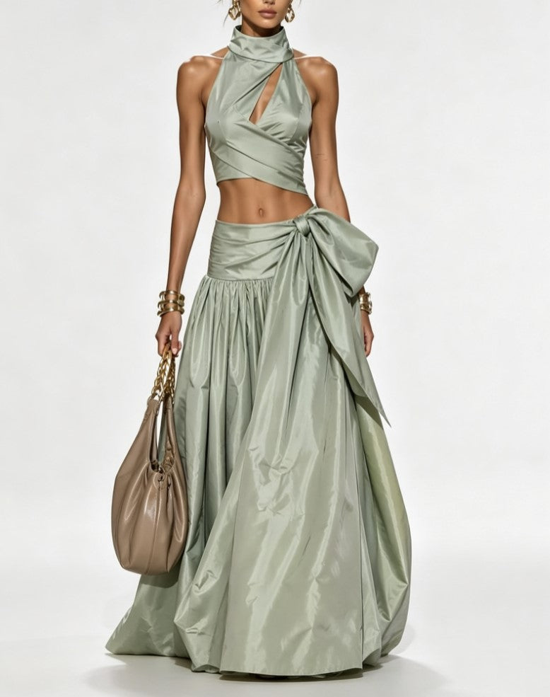Zweiteiliges Satinkleid mit Neckholder, verdrehtem Crop-Top, Schleife und langem Rock mit weitem Schwung