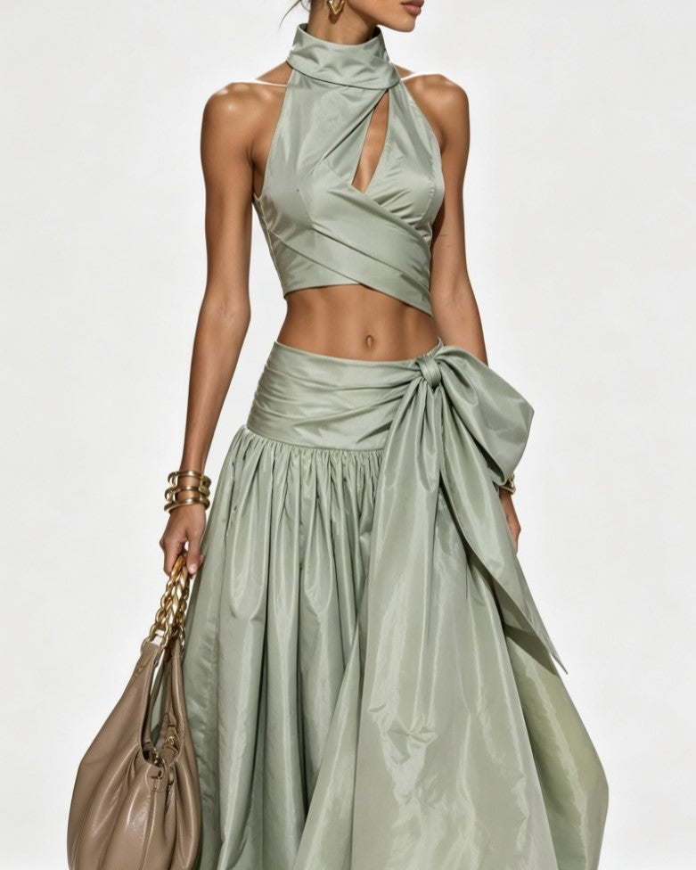 Zweiteiliges Satinkleid mit Neckholder, verdrehtem Crop-Top, Schleife und langem Rock mit weitem Schwung
