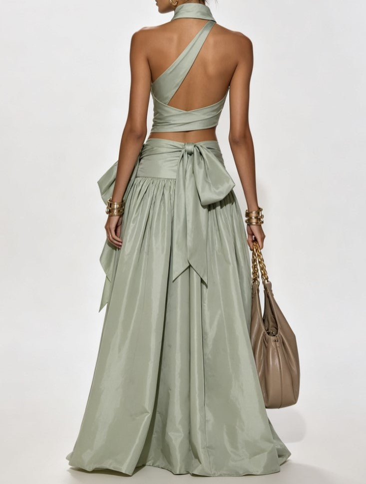 Ensemble deux pièces en satin avec haut torsadé à bretelles nouées dans le cou et longue robe ample à grand nœud