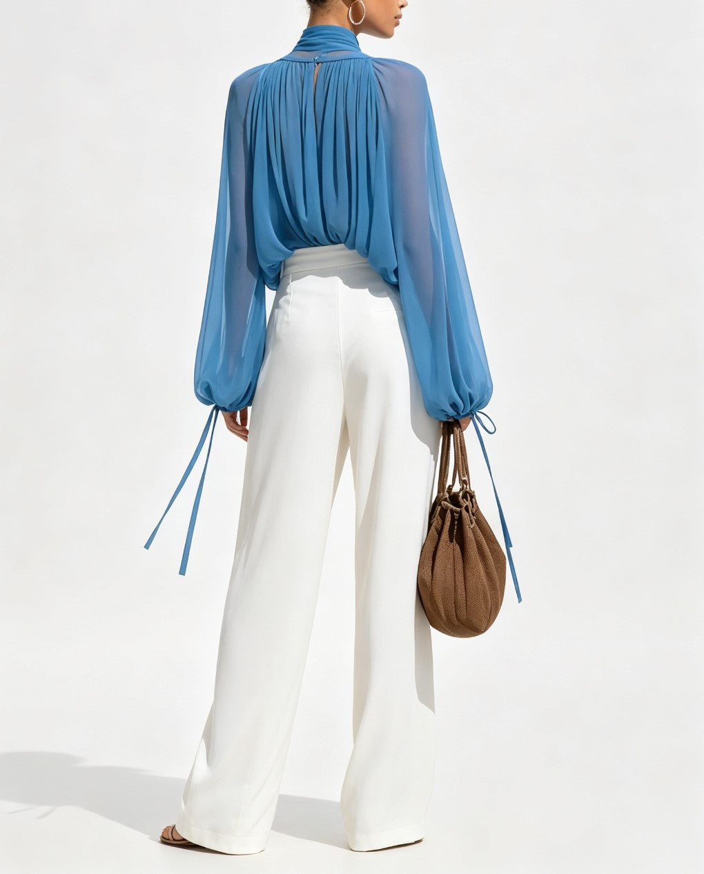 Conjunto de top de chiffon com gola alta, decote em V profundo, mangas de balão e drapeado, e calças de perna larga de cintura subida