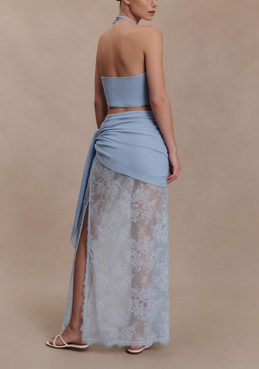 Conjunto de duas peças com vestido comprido de malha azul-claro, com gola de renda, alças e racha