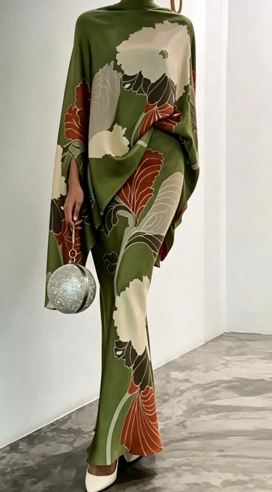 Completo vintage a due pezzi con top verde con stampa floreale, mantella e maniche ampie, e gonna lunga