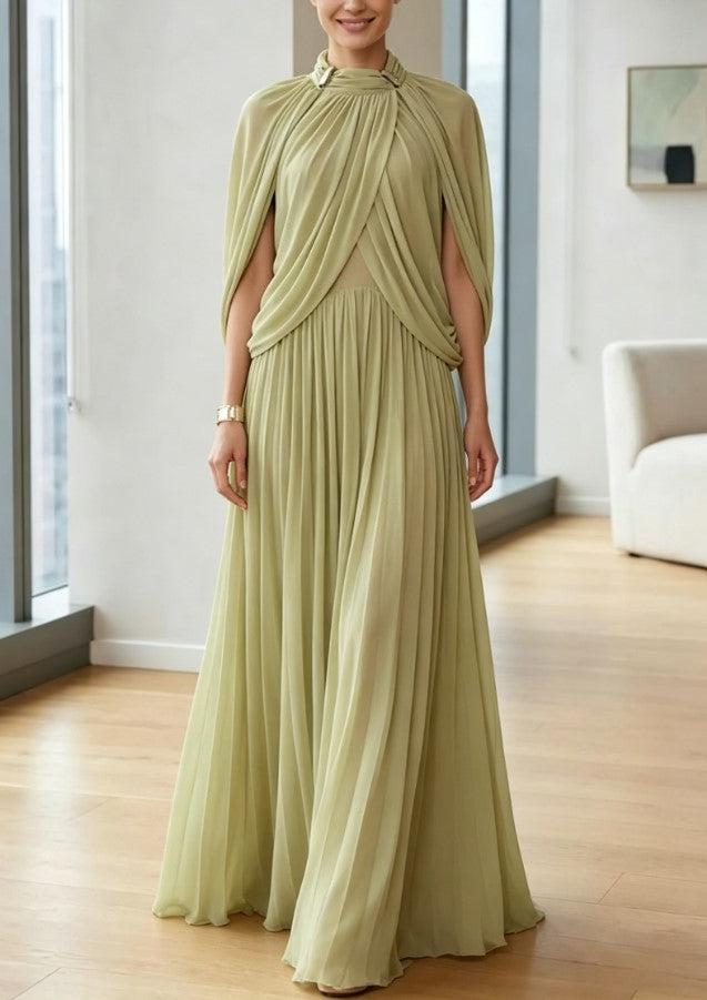 Vestido formal comprido verde-claro matcha, com gola subida, capa e pregas